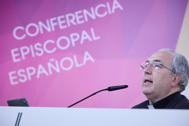 El secretario general de la Conferencia Episcopal Española (CEE), Francisco César García Magán, interviene durante una rueda de prensa.