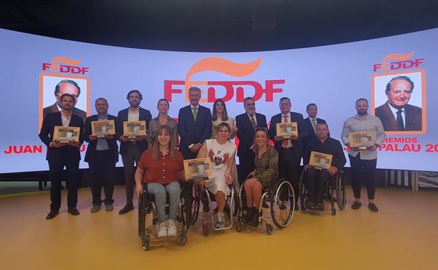 Foto de familia con los galardonados de la edición 2022 de los Premios Juan Palau
