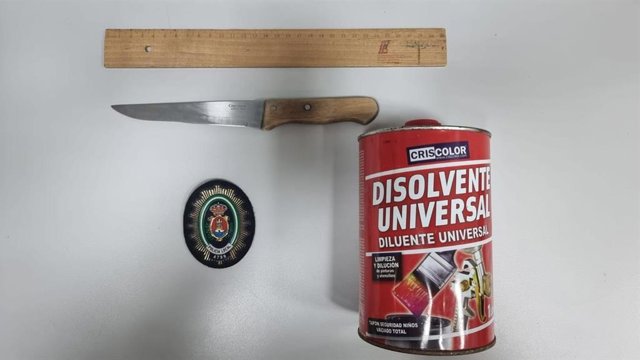 Cuchillo y producto químico intervenido en Algeciras.