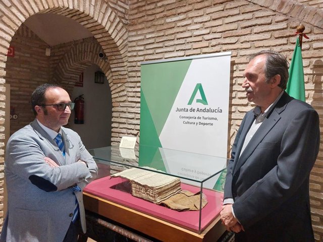 José Ayala en su visita al Archivo Histórico Provincial