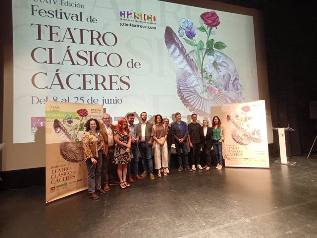 Autoridades tras la presentación de la 34ª edición del Festival de Teatro Clásico de Cáceres