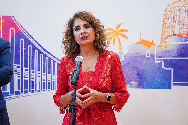 La ministra de Hacienda, María Jesús Montero, este viernes en declaraciones a los medios en el Ayuntamiento de Dos Hermanas (Sevilla). 