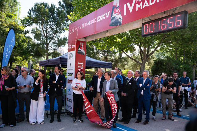 El ganador de la MiniMaratón Madrid 2023 cruzando la meta, a 21 de abril de 2023, en Madrid (España). La carrera, en la que participan jóvenes de entre 10 y 17 años, tiene un recorrido de 4,2 Km