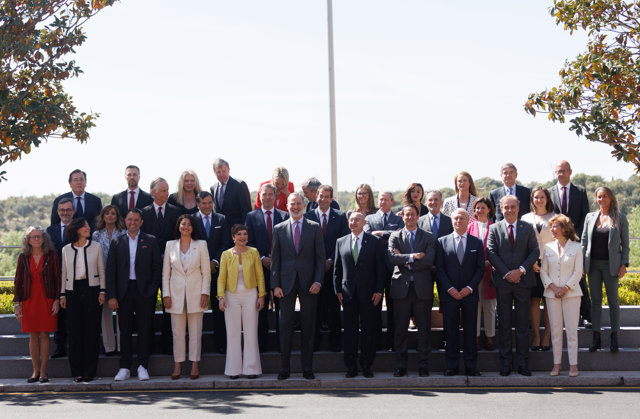 El Rey Felipe VI (c) posa tras recibir en audiencia a una representación de las Cámaras de Comercio Europeas en España, en el Palacio de La Zarzuela, a 21 de abril de 2023, en Madrid (España). 