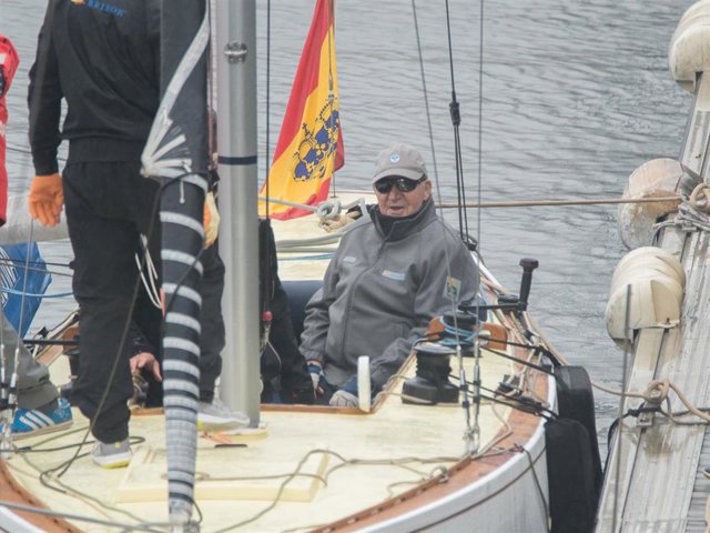 El Rey Juan Carlos, a su llegada a puerto tras suspender sus entrenamientos a causa de la lluvia