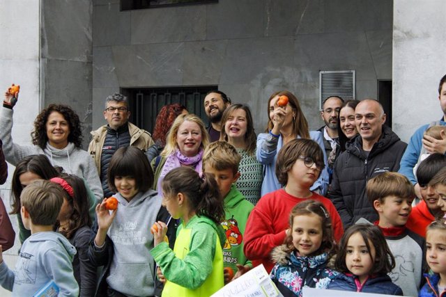 La candidata de Podemos a la Alcaldía de Oviedo, Belén Suárez Prieto, participa en la concentración en defensa de los comedores escolares