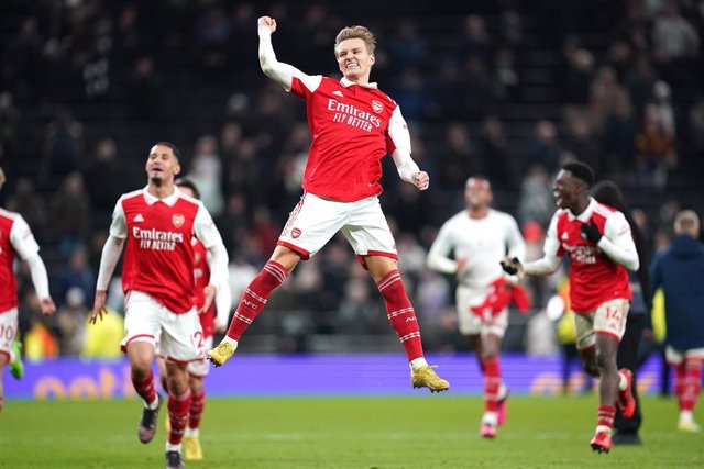 Archivo - 15 January 2023, United Kingdom, London: Arsenal's Martin Odegaard celebrates in front fans following victory in the English Premier League soccer match between Tottenham Hotspur and Arsenal FC at Tottenham Hotspur Stadium. Photo: Nick Potts/PA 