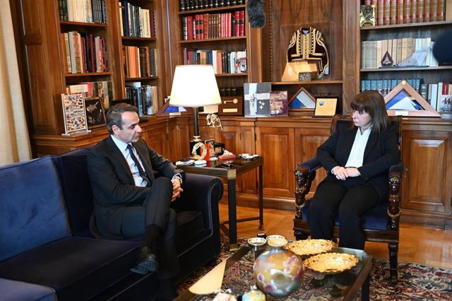 Archivo - Reunión en marzo entre el primer ministro de Grecia, Kyriakos Mitsotakis, y la presidenta, Katerina Sakellaropoulou