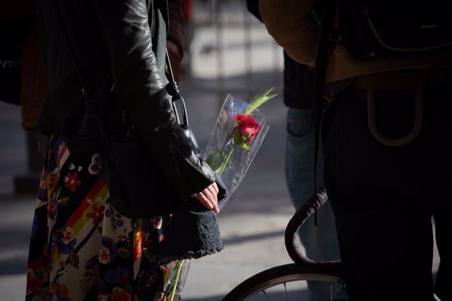 Archivo - Una dona amb una rosa a la plaça Reial de Barcelona el dia de Sant Jordi