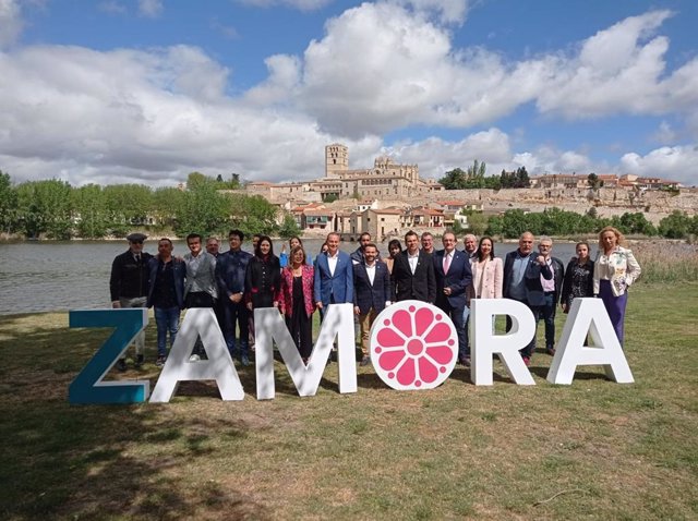 La candidatura de Zamora Sí, con Francisco José Requejo en el centro.