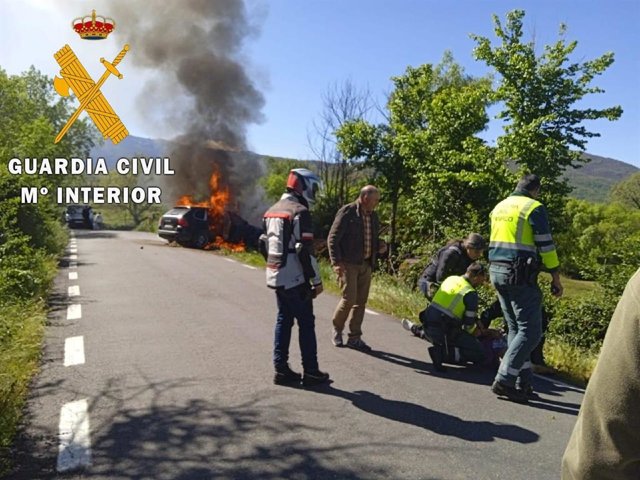 La Guardia Civil auxilia y rescata a un hombre de 66 años de un vehículo en llamas en Béjar (Salamanca)