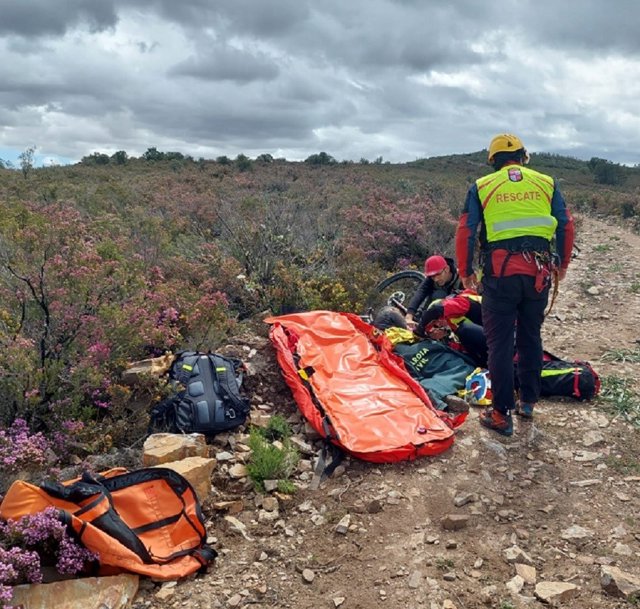 Sucesos.- El Grupo de Rescate auxilia a un ciclista de 46 años herido al sufrir una caída en Castrocalbón (León)