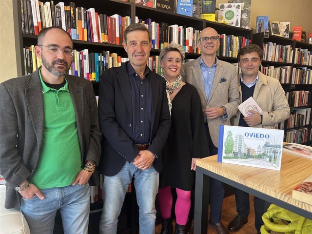 El candidato socialista a la Alcaldía de Oviedo, Carlos Fernández Llaneza, celebra el Día del Libro junto a otros miembros de la candidatura