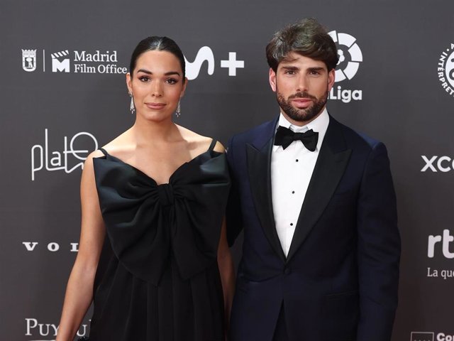 ANDREA GONZÁLEZ Y JAVIER AUSÍN EN LA ALFOMBRA ROJA DE LOS PREMIOS PLATINO 2023