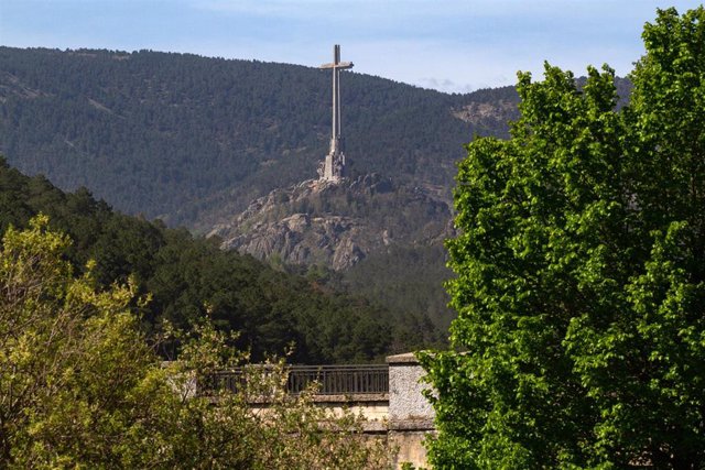 La cruz del Valle de Cuelgamuros desde el embalse de La Jarosa,  a 21 de abril de 2023, en Guadarrama, Madrid (España).  