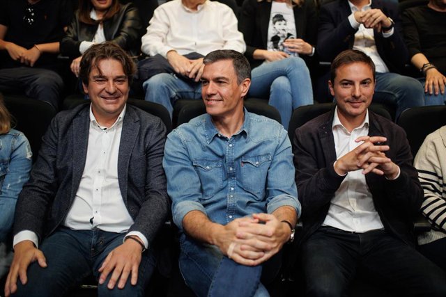 (I-D) El candidato socialista a la reelección a la Alcaldía de Fuenlabrada, Javier Ayala; el presidente del Gobierno y secretario general del PSOE, Pedro Sánchez; y  el candidato del PSOE a la Presidencia de la Comunidad de Madrid, Juan Lobato; participan