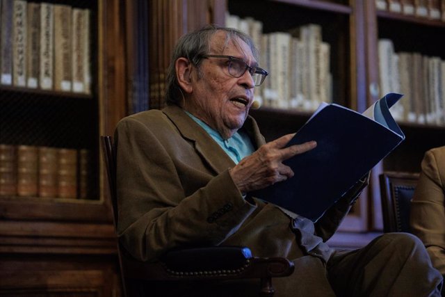 El escritor venezolano Rafael Cadenas, Premio Cervantes 2022, durante una rueda de prensa, en la sede de la Biblioteca Nacional de España