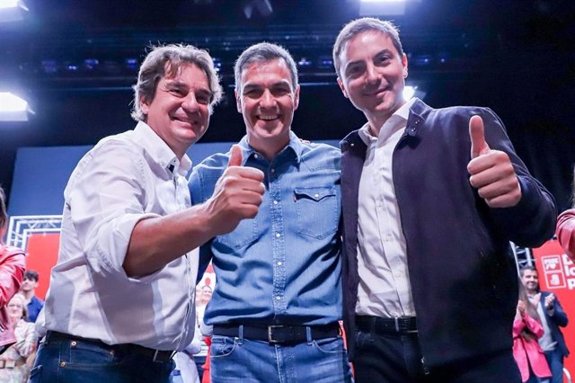 El presidente del Gobierno, Pedro Sánchez, el candidato del PSOE a la Presidencia de la Comunidad, Juan Lobato, y el canidato socialista a la Alcaldía de Fuenlabrada, Javier Ayala