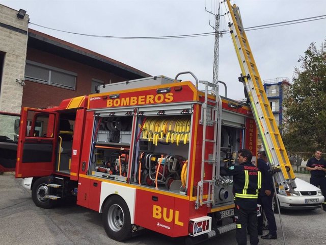 Archivo - Dispositivo de bomberos de Motril (Granada), en imagen de archivo