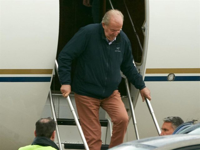 El rey emerito juan carlos I desciende del avion en el aeropuerto de Vitoria (alava) p
