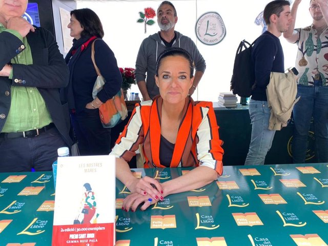 La pregonera de Sant Jordi 2023, la periodista y escritora Gemma Ruiz durante su firma de libros por 'Les nostres mares'