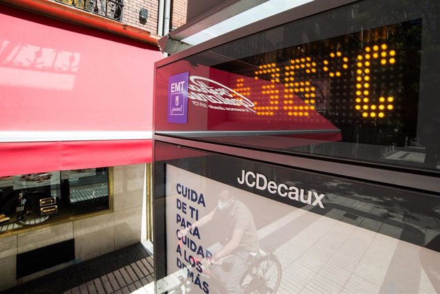Archivo - Un termómetro en Madrid a más de un mes para que comience el verano, y cuando la capital ya ha alcanzado temperaturas de 36º en el centro, en Madrid (España), a 20 de mayo de 2020.