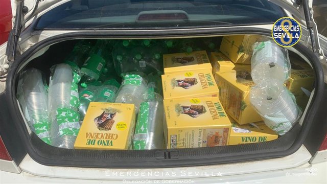 Manzanilla y refrescos intervenidos en cuatro coches en la Feria de Sevilla.