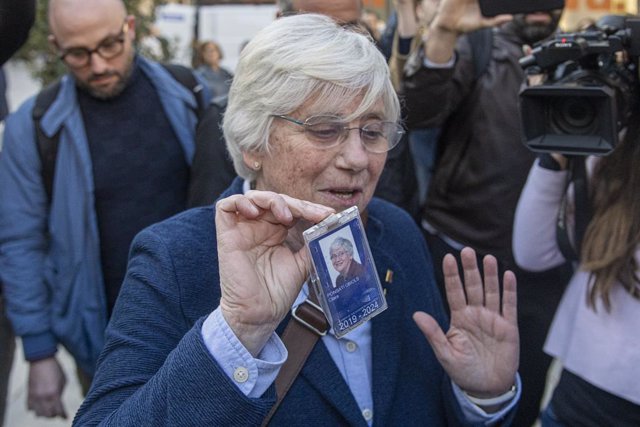 L'exconsellera d'Educació de la Generalitat Clara Ponsatí és detinguda en la plaça Catalunya de Barcelona, a 28 de març de 2023, a Barcelona, Catalunya (Espanya). Un mosso d'esquadra de paisà ha detingut els 18.07 hores d'aquest dimarts a l'exconsell