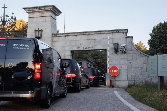 Diversos cotxes fúnebres entren al Valle de los Caídos.