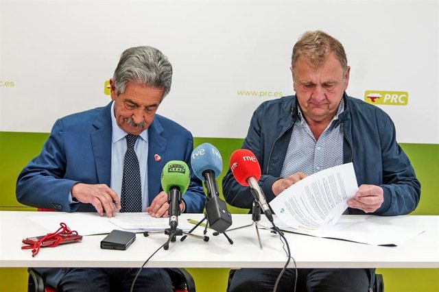 El secretario general del PRC, Miguel Ángel Revilla, y el presidente de AVI, Lorenzo González, suscriben el acuerdo electoral para que ambas formaciones concurran en coalición a las elecciones municipales en Valdáliga