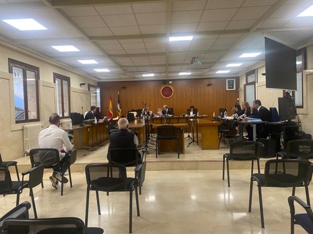 El acusado, sentado durante el juicio.