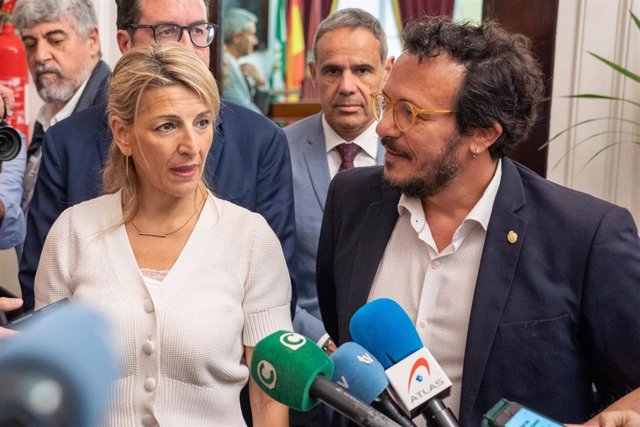 La vicepresidenta segunda del Gobierno y ministra de Trabajo y Economía Social, Yolanda Díaz, atiende a los medios de comunicación junto al alcalde de Cádiz, José María González, a 24 de abril de 2023, en Cádiz 