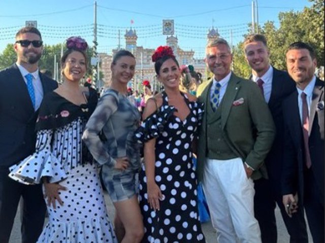 Anabel Pantoja, feliz en la Feria de Abril con su grupo de amigos