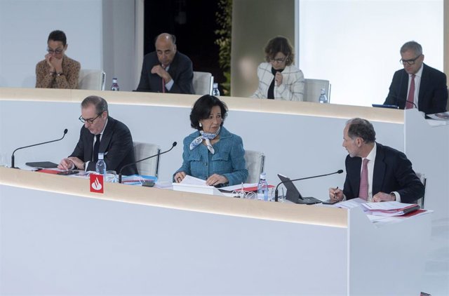 (I-D) El consejero delegado del Banco Santander, Héctor Grisi, la presidenta del Banco Santander, Ana Botín, y el secretario general y del consejo, Jaime Pérez, durante una junta general de accionistas de Banco Santander, en la Ciudad Grupo Santander de B