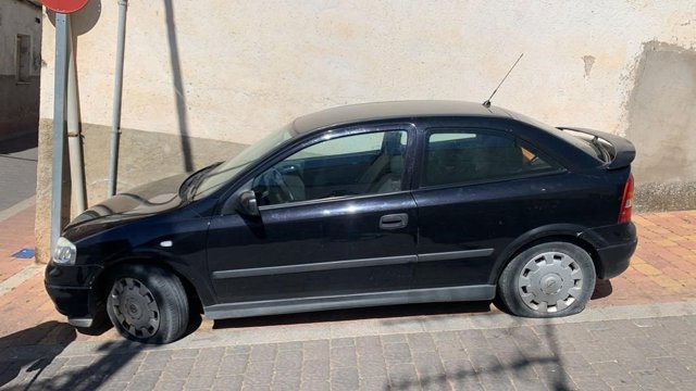 Vehículo con las ruedas pinchadas del candidato del PSOE en Torres de Albanchez