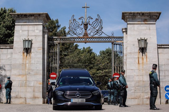 El coche fúnebre con los restos de José Antonio Primo de Rivera, salen de la basílica del Valle de Cuelgamuros, a 24 de abril de 2023, en San Lorenzo de El Escorial, Madrid (España).