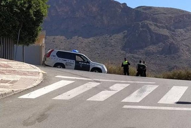 Un coche patrulla vigila los accesos a la Urbanización de Las Colinas, en Aguadulce (Almería)