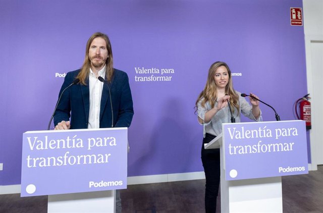El portavoz de Podemos, Pablo Fernández, y la secretaria de Acción Institucional de Podemos, María Teresa Pérez, ofrecen una rueda de prensa, en la sede de Podemos, a 24 de abril de 2023, en Madrid (España).