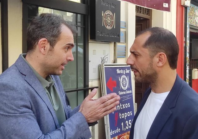 Toni Valero habla con Sebastián Pérez en Córdoba.