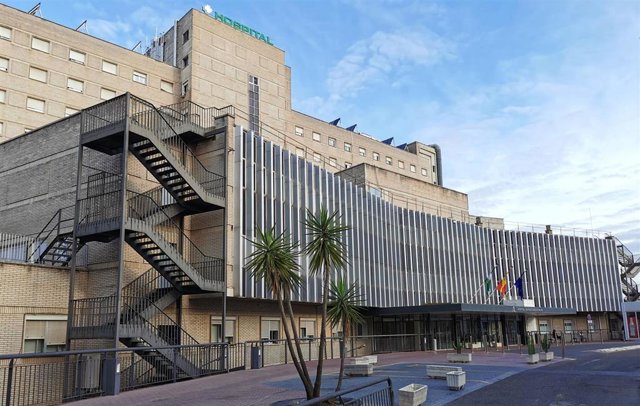 Archivo - Fachada principal del Hospital de Valme de Sevilla.