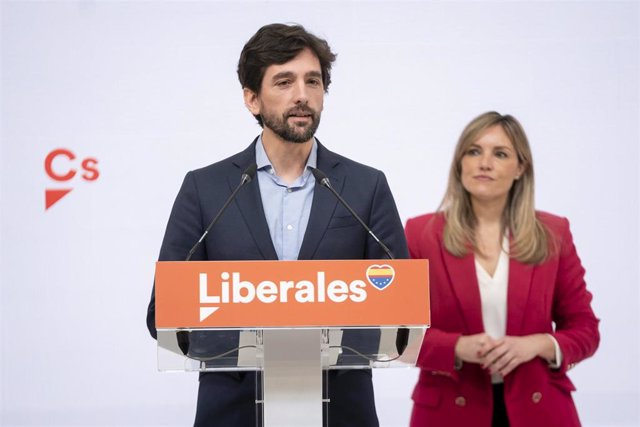 Archivo - El secretario general de Ciudadanos, Adrián Vázquez, ofrece una rueda de prensa. 