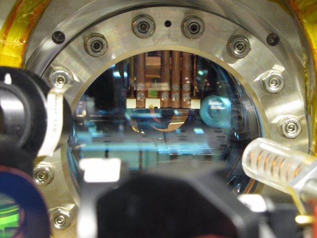 Un atomchip, en un laboratorio de TU Wien (Viena), creado por físicos para atrapar átomos ultrafríos y estudiar las propiedades de los sistemas cuánticos.
