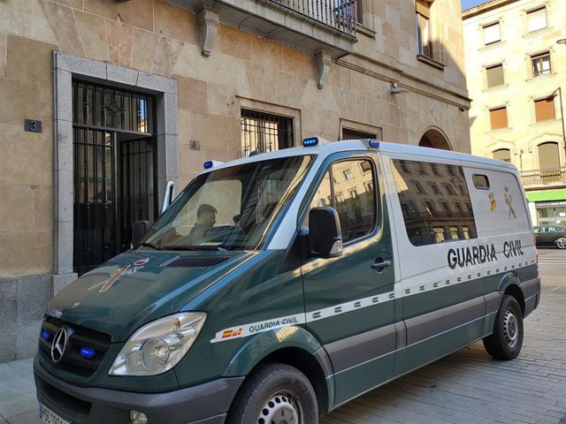 Furgón de la Guardia Civil junto a los Juzgados de Salamanca.