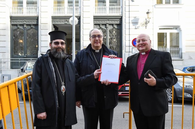 Archivo - El representant de l'Església ortodoxa, monsenyor Timoteo, el secretari general de la CEE, Francisco César García Magán, i el bisbe de l'Església Espanyola Reformada Episcopal, Carlos López Lozano