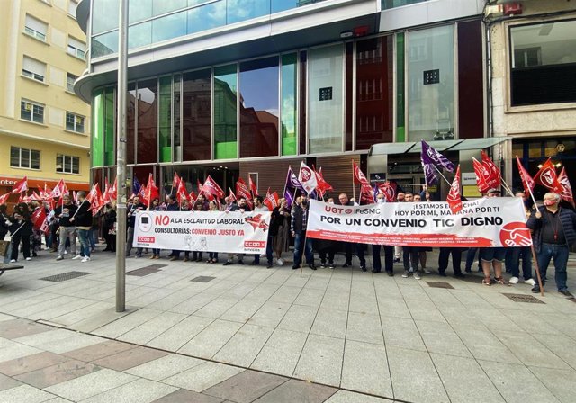 Archivo - Concentración de UGT y CCOO en protesta por la paralización de la negociación del convenio