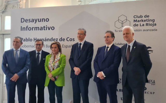 El gobernandor del Banco de España, Pablo Hernández de Cos, junto a autoridades locales y regionales, antes de participar en un desayuno informativo en Logroño