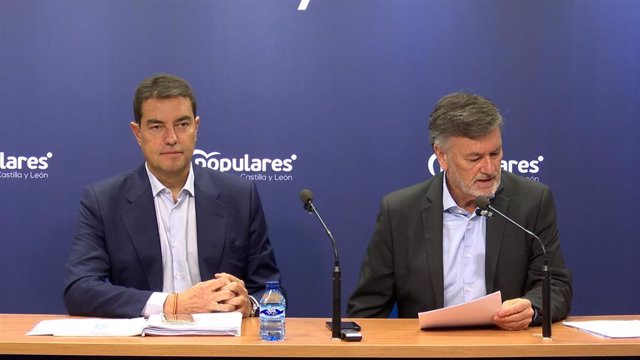 El coordinador autonómico de campaña del PP, Ángel Ibáñez, (i) y el secretario del autonómico del PP, Francisco Vázquez (d), en rueda de prensa este martes en Valladolid.
