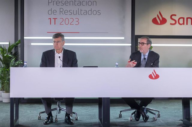 El consejero delegado, Héctor Grisi (i), y el director financiero, José García Cantera (d), durante una presentación de los resultados del primer trimestre del 2023, en la Ciudad Grupo Santander, a 25 de abril de 2023, en Boadilla del Monte, Madrid (Españ