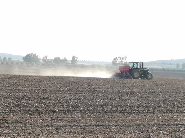 Archivo - Un agricultor trabaja con su tractor en el campo.