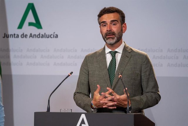 El consejero de Sostenibilidad, Medio Ambiente y Economía Azul y portavoz del Gobierno, Ramón Fernández Pacheco, en la rueda de prensa posterior al Consejo de Gobierno andaluz en el Palacio de San Telmo, a 25 de abril de 2023 en Sevilla (Andalucía, España